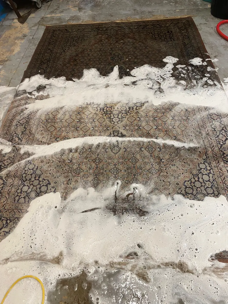 Tapis saturé de mousse pendant le bain
